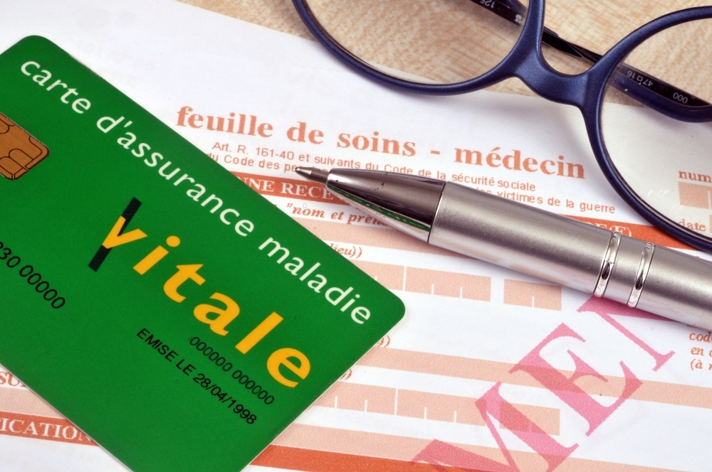 Carte Vitale posée sur une feuille de remboursement de soins, illustrant les mesures d’économies de santé annoncées dans le budget 2026