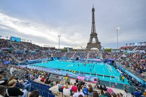 Terrain olympique devant la Tour Eiffel durant les Jeux de Paris 2024, illustration des coûts élevés dénoncés par la Cour des comptes