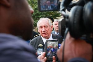 François Bayrou entouré de journalistes en 2025, mis en cause pour avoir ignoré des alertes sur des violences scolaires à Pélussin en 1996