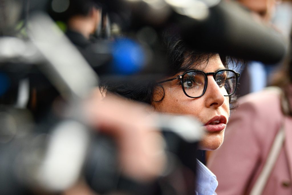Rachida Dati en arrière-plan derrière des caméras de télévision.