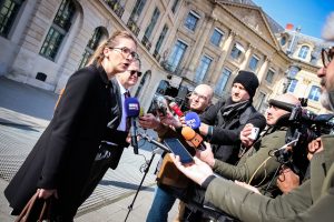 Aurore Bergé, ministre de l’Égalité, s’exprimant face aux médias