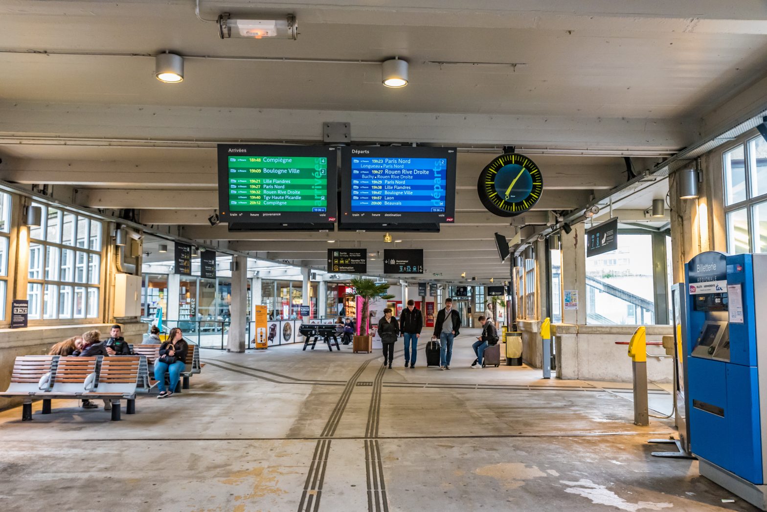 Hall de gare en attente, illustrant le report de la nomination de Jean Castex à la SNCF