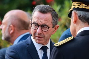 Portrait de Bruno Retailleau illustrant sa plainte contre une députée LFI sur les accusations de racisme dans la police