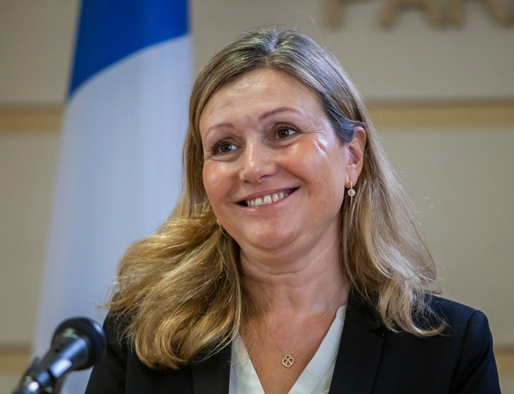 Les CRS chargés de protéger les poules de Yael Braun Pivet